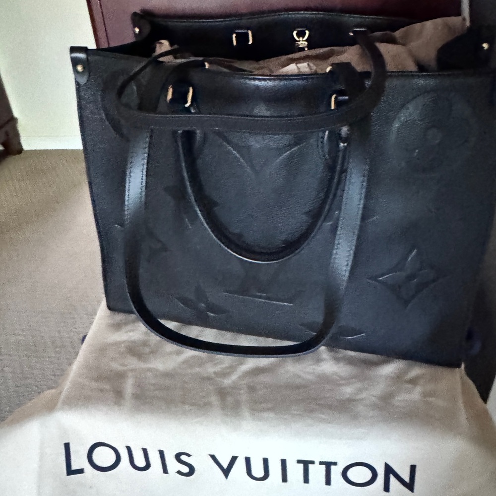 Louis Vuitton Black Onthego GM Tote Bag - Picture 8 of 16